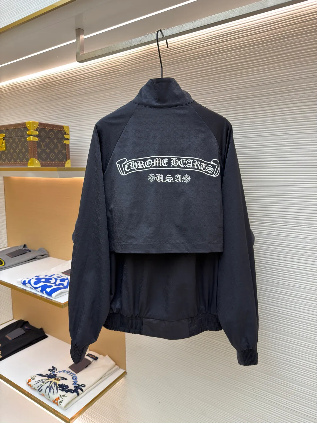 Chrome Hearts full-print dark pattern zipper jacket ●Original version: purchased and developed by 33919 ●Item No.: 1682114-B90 ●Fabric: Phantom floral silk woven fabric ●Technology: Jacquard production ●Color: black ●Version: Fitted version ●Weight: about 495 grams ●Size: S-M-L-XL ●Description: Customized Phantom floral silk woven fabric with excellent texture and comfortable fit. Mainly based on obsidian black. Like star trails under the night, encountering the CH pattern covering the body. Derived from the brand's profound cultural heritage, quietly emerging in a looming manner. Dark pattern aesthetics, rebellious compatibility, low-key edge, fully recognizable. Interpretation of unparalleled fashion style. Casual sophistication makes every touch a ritual experience. The fabric jacquard technology controls the interweaving of warp and weft lines by weaving the full CH dark pattern jacquard texture technology on the fabric surface. Precisely control the interweaving density and tension of the yarn to make it more three-dimensional, using glue printing. The printing has been modified three times with the film screen. Use glue liquid paint to print the pattern on the fabric. Bake the fabric to fix the printing pattern. Infrared positioning cutting bed. Use infrared transmitter and infrared receiver to achieve precise positioning of the material. The accuracy can reach the micron level to meet the effect of high-precision cutting of alignment strips. The fabrics have been washed and have better hand feel and texture. It is not easy to deform, not easy to shrink, not easy to fade, and maintains long-term beauty. The overall wiring is straight and delicate, the fabric is comfortable and soft, and the color is consistent without color difference. It can be matched with the same style to create a fashionable look and control various occasions. Customized accessories, complete with three standards, same style for men and women!